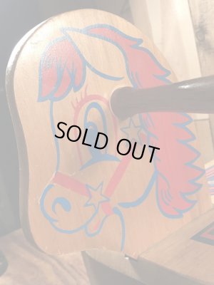 キッズ用のアンティークのヴィンテージ木馬