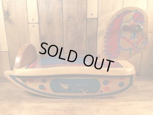 キッズ用のアンティークのヴィンテージ木馬