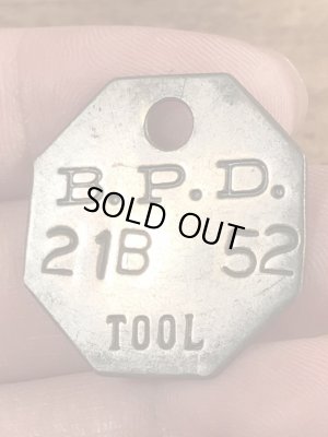 B.P.D.“21B 52”と書かれたツールに付いていたヴィンテージブラスタグ