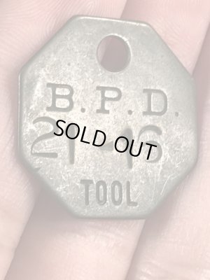 B.P.D.“21-16”のツールのビンテージ真鍮タグ