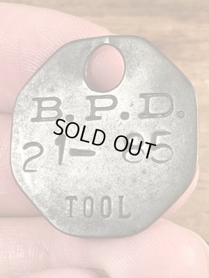 B.P.D.“21-85”と書かれたツールに付いていたヴィンテージブラスタグ