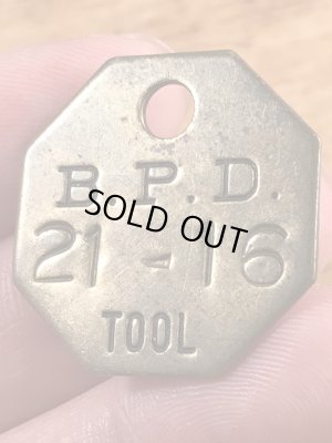 B.P.D.“21-16”と書かれたツールに付いていたヴィンテージブラスタグ