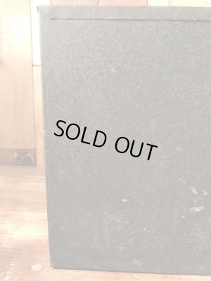 ウェザーヘッドの部品やツールが入っていた金属製の50年代ビンテージキャビネット