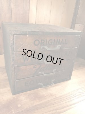 ウェザーヘッドの部品やツールが入っていた金属製の50年代ビンテージキャビネット