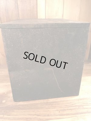 ウェザーヘッドの部品やツールが入っていた金属製の50年代ビンテージキャビネット