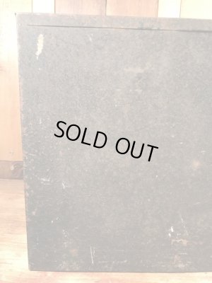 ウェザーヘッドの部品やツールが入っていた金属製の50年代ビンテージキャビネット