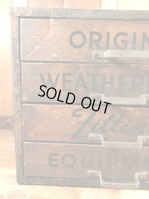 ウェザーヘッドの部品やツールが入っていた金属製の50年代ビンテージキャビネット