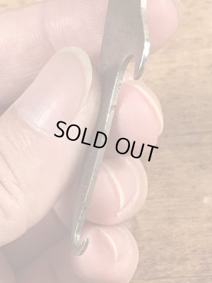 アンティークのボタンフックなどが付いたヴィンテージボトルオープナー