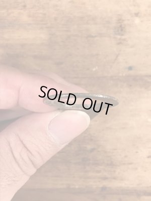 アンティークのボタンフックなどが付いたヴィンテージボトルオープナー