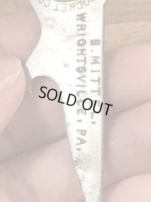 アンティークのボタンフックなどが付いたヴィンテージボトルオープナー