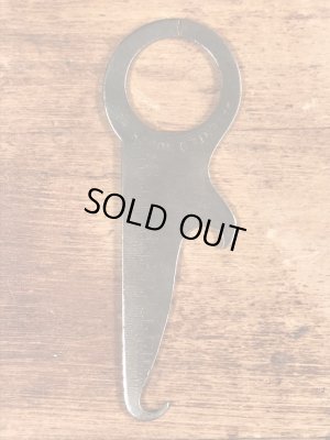 アンティークのボタンフックなどが付いたヴィンテージボトルオープナー