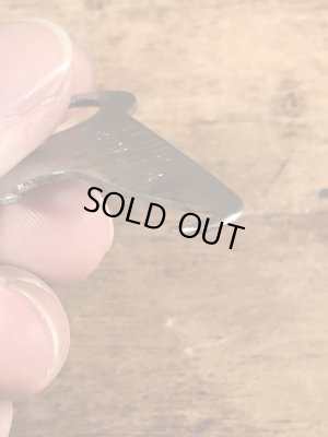 アンティークのボタンフックなどが付いたヴィンテージボトルオープナー