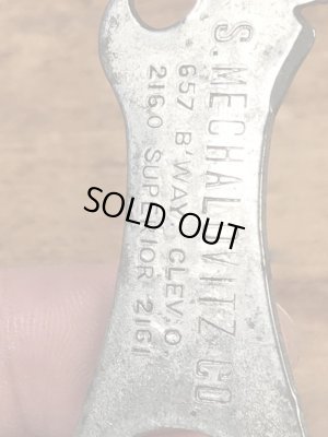 アンティークの栓抜きなどが付いたビンテージシガーボックスオープナー