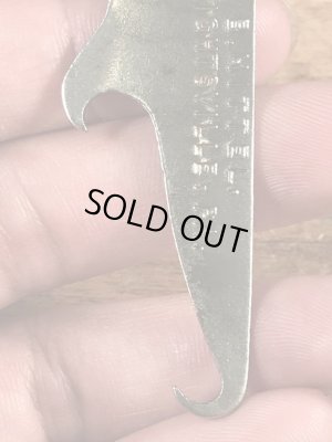 アンティークのボタンフックなどが付いたヴィンテージボトルオープナー