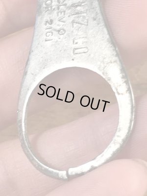 アンティークのボトルオープナーなどが付いたS.Mechalovitz Co.のヴィンテージシガーボックスオープナー