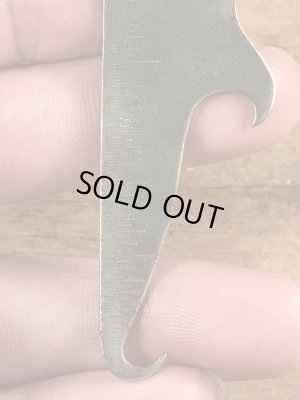アンティークのボタンフックなどが付いたヴィンテージボトルオープナー