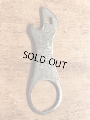 アンティークの栓抜きなどが付いたビンテージシガーボックスオープナー