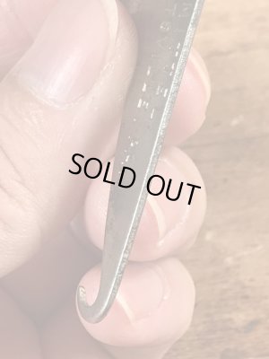 アンティークのボタンフックなどが付いたヴィンテージボトルオープナー