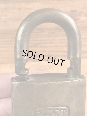 ブラス製のチェーンが付いたヴィンテージパドロックキー