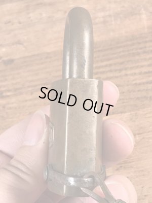 ブラス製のチェーンが付いたヴィンテージパドロックキー