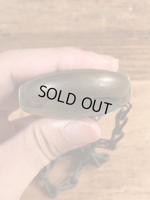 ブラス製のチェーンが付いたヴィンテージパドロックキー