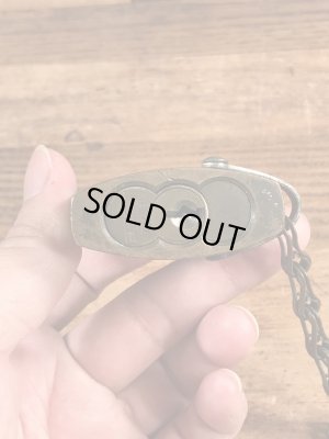 ブラス製のチェーンが付いたヴィンテージパドロックキー