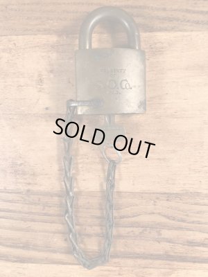 ブラス製のチェーンが付いたヴィンテージパドロックキー