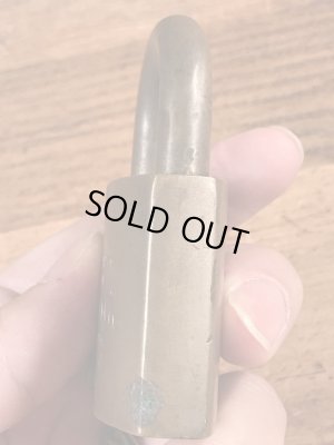 ブラス製のチェーンが付いたヴィンテージパドロックキー