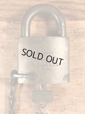 ブラス製のチェーンが付いたヴィンテージパドロックキー