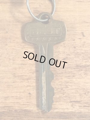 ブラス製のチェーンが付いたヴィンテージパドロックキー