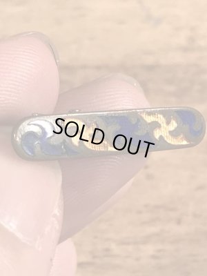 クロスの模様が描かれた真鍮製のビンテージクリップ