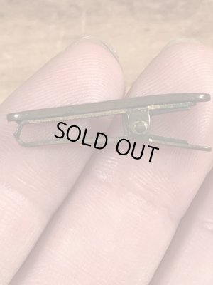 クロスの模様が描かれたブラス製のヴィンテージクリップ