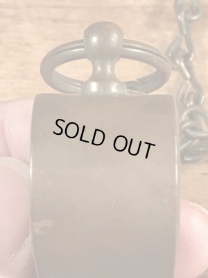 チェーンが付いたミリタリー物の真鍮製のヴィンテージホイッスル