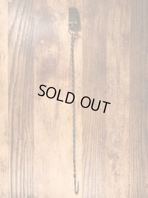 チェーンが付いたミリタリー物の真鍮製のヴィンテージホイッスル