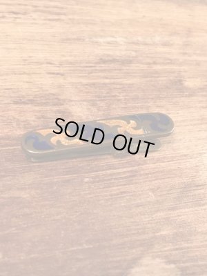 クロスの模様が描かれた真鍮製のビンテージクリップ