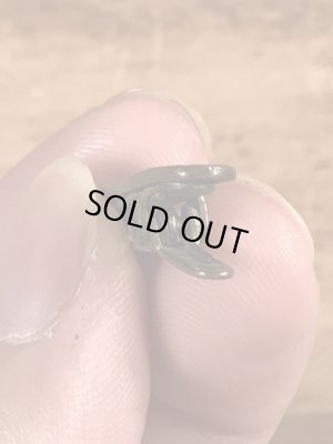 クロスの模様が描かれた真鍮製のビンテージクリップ