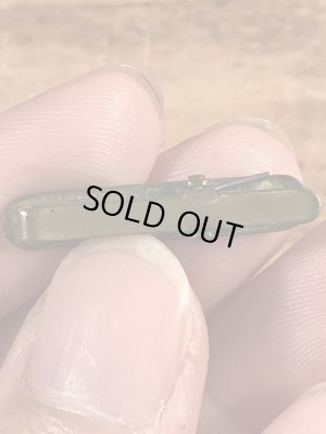 クロスの模様が描かれたブラス製のヴィンテージクリップ