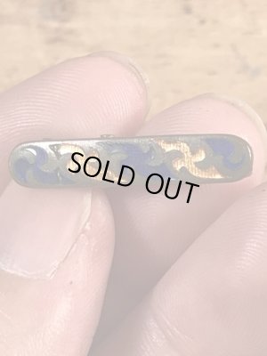 クロスの模様が描かれたブラス製のヴィンテージクリップ