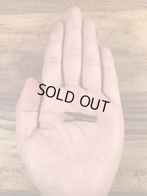 クロスの模様が描かれたブラス製のヴィンテージクリップ