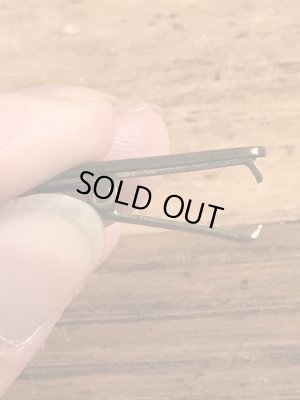 クロスの模様が描かれた真鍮製のビンテージクリップ