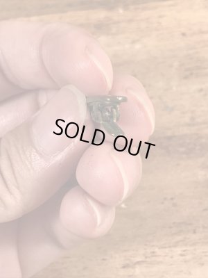 クロスの模様が描かれた真鍮製のビンテージクリップ