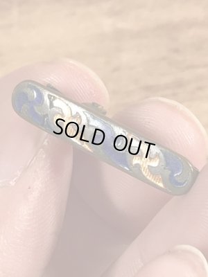 クロスの模様が描かれたブラス製のヴィンテージクリップ