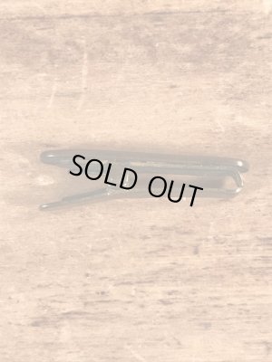 クロスの模様が描かれた真鍮製のビンテージクリップ