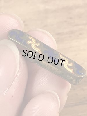 クロスの模様が描かれた真鍮製のビンテージクリップ