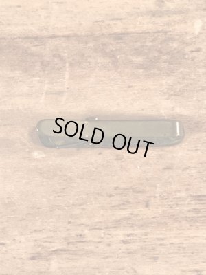 クロスの模様が描かれたブラス製のヴィンテージクリップ