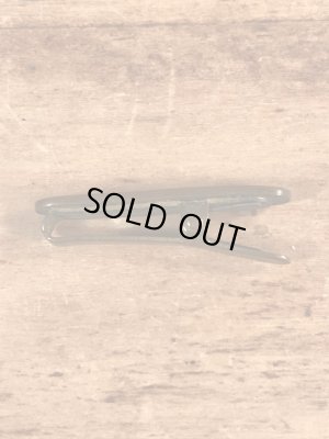 クロスの模様が描かれたブラス製のヴィンテージクリップ