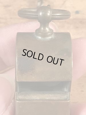 チェーンが付いたミリタリー物の真鍮製のヴィンテージホイッスル