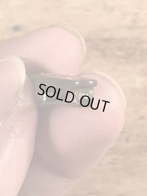 クロスの模様が描かれた真鍮製のビンテージクリップ