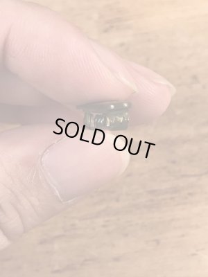 クロスの模様が描かれたブラス製のヴィンテージクリップ