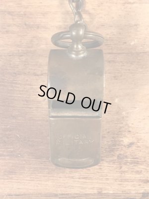 チェーンが付いたミリタリー物の真鍮製のヴィンテージホイッスル